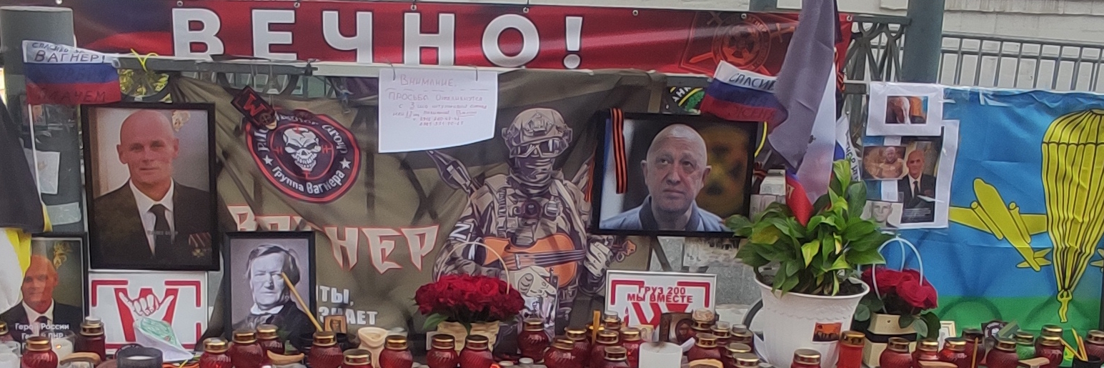 Ein informelles Denkmal für den Wagner-Führer Jewgeni V. Prigoschin in Moskau